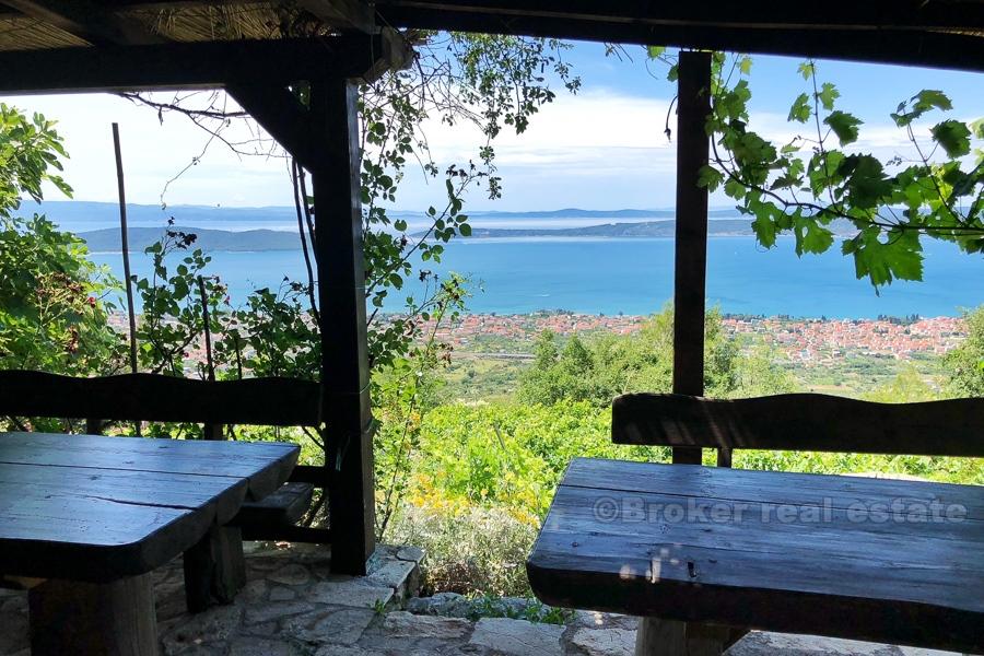 Hus på en vacker vingård på 12 000 m2