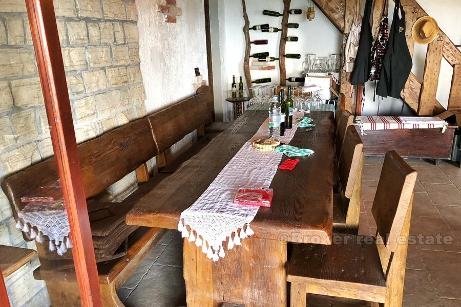 Hus på en vacker vingård på 12 000 m2