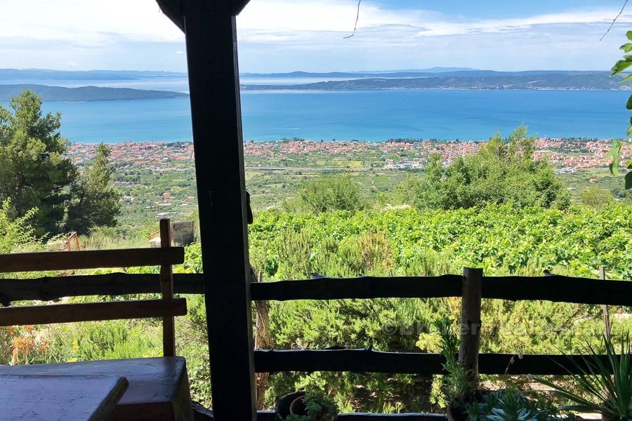 Hus på en vacker vingård på 12 000 m2