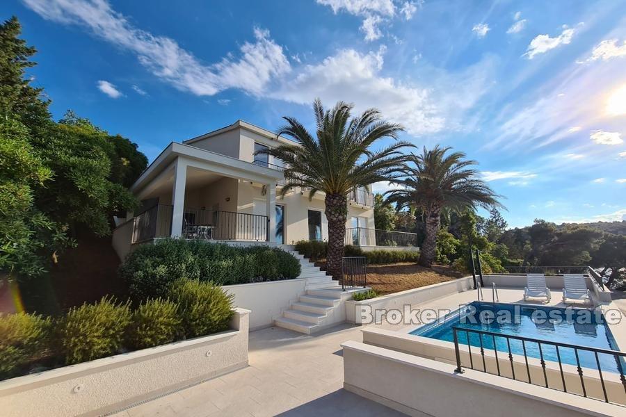 Modern villa in the first row to the sea