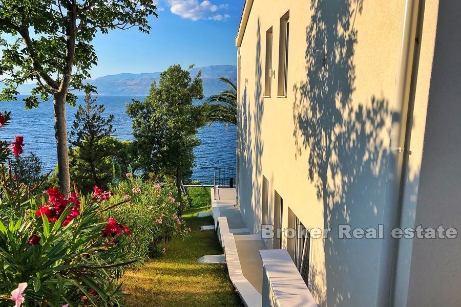 Современная вилла в первом ряду от моря