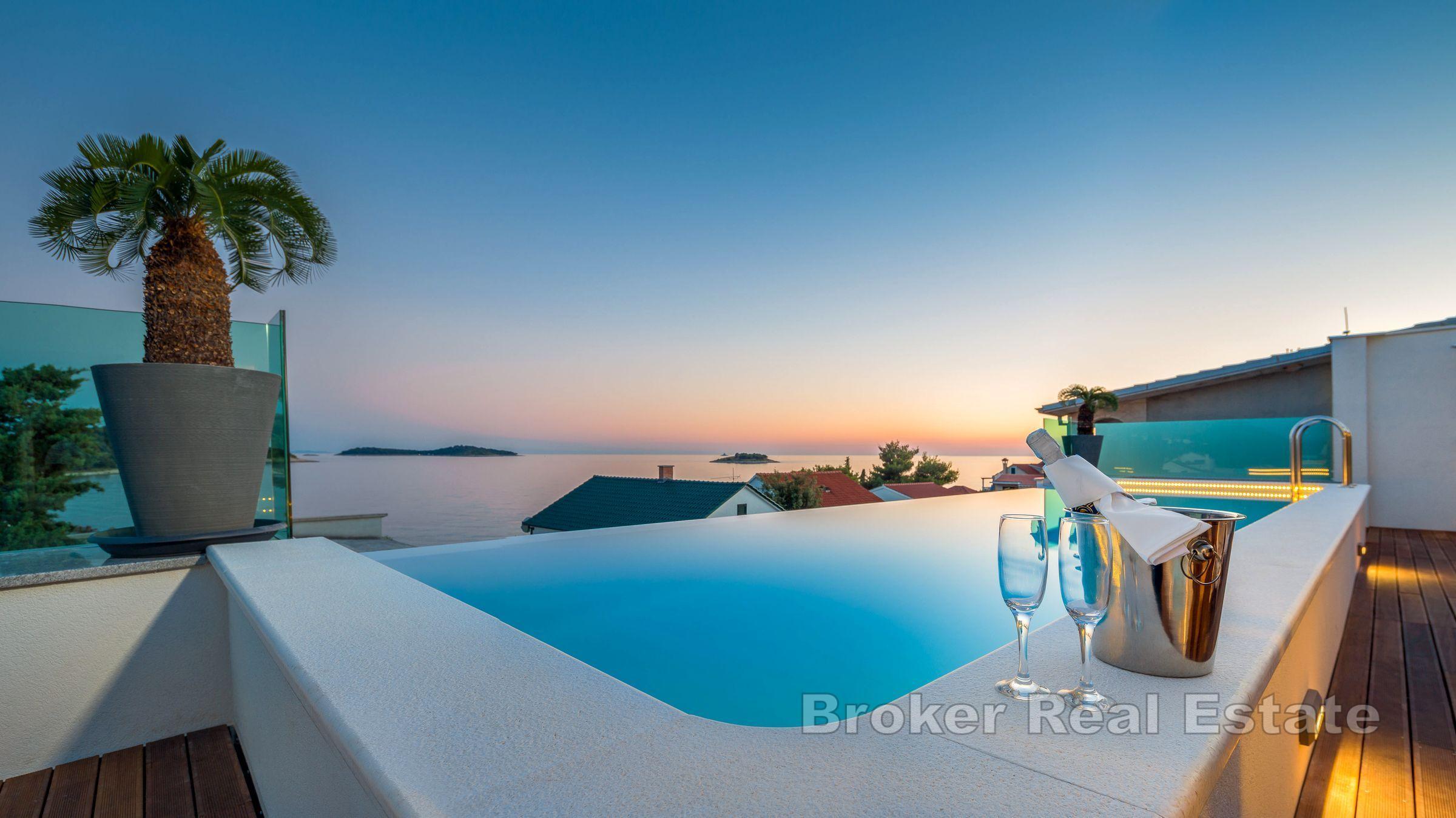 Роскошная вилла в 2-м ряду от моря, район Рогозница