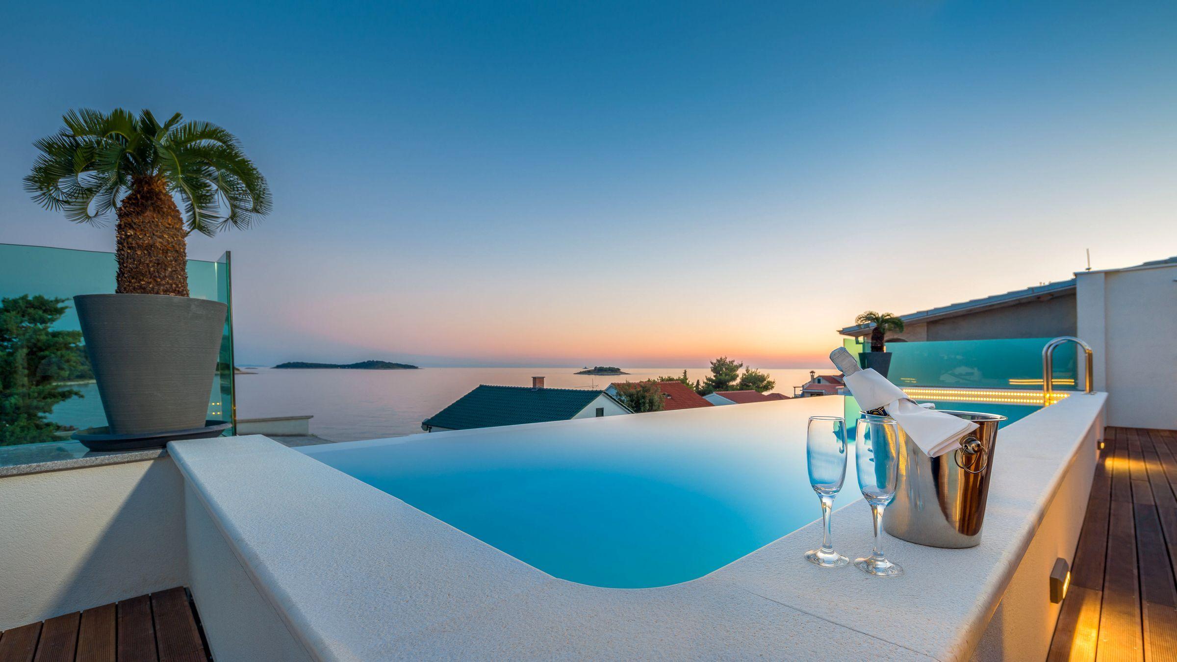 Роскошная вилла в 2-м ряду от моря, район Рогозница