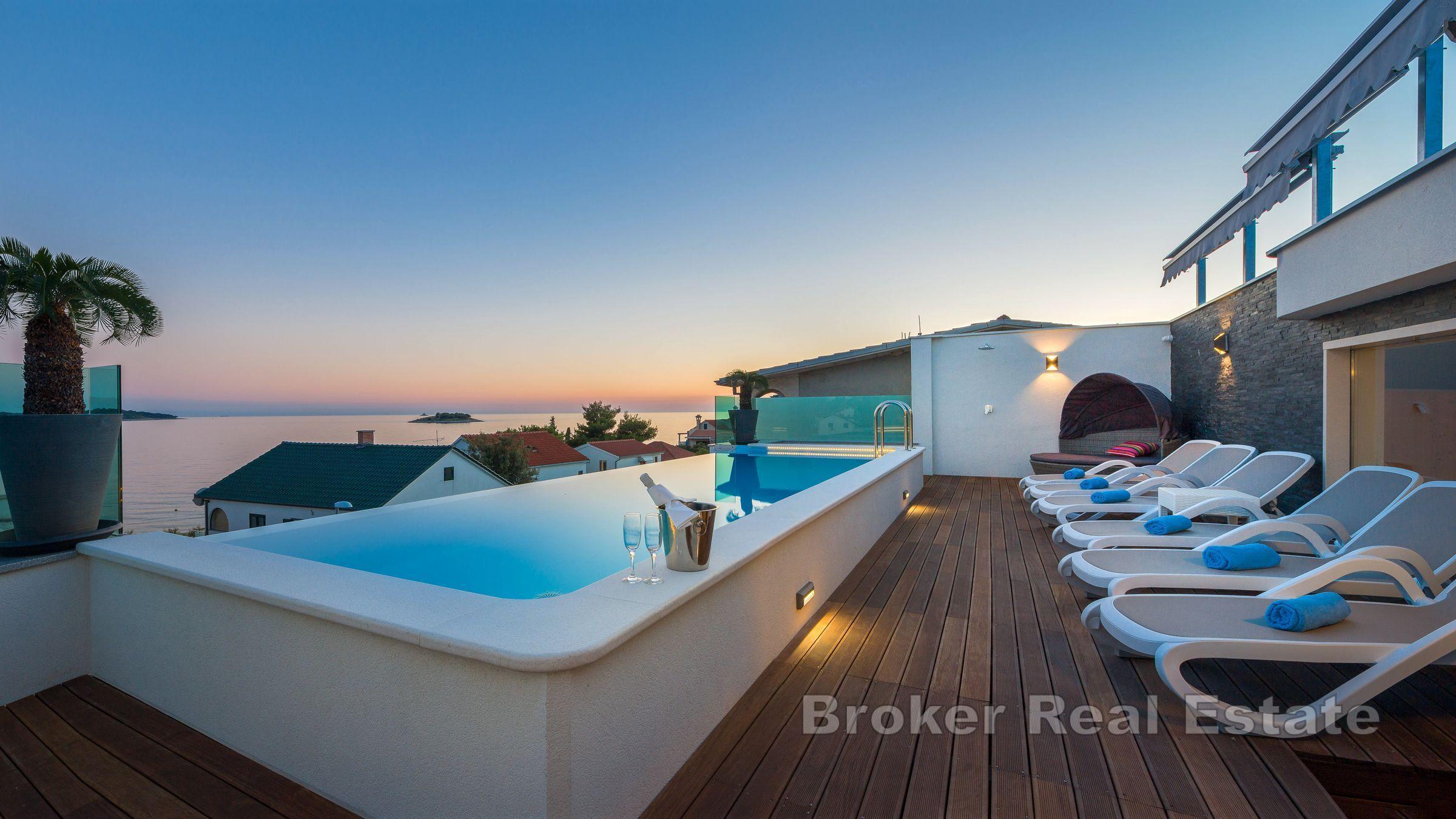 Роскошная вилла в 2-м ряду от моря, район Рогозница