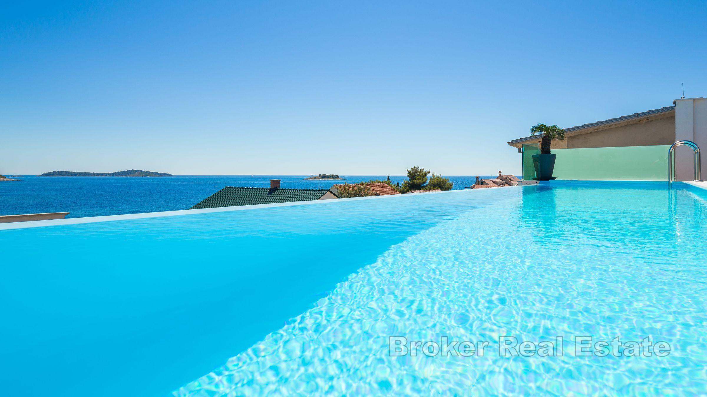 Роскошная вилла в 2-м ряду от моря, район Рогозница