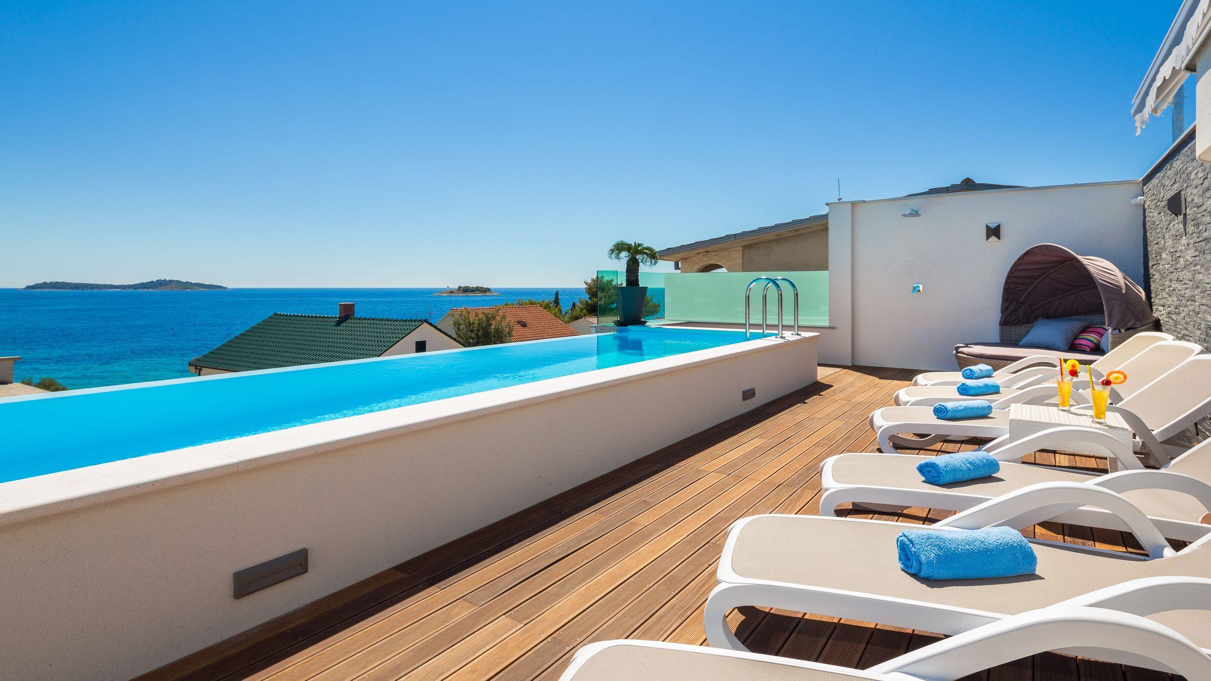 Amazing, luxusní vila, pouhých 50 metrů od pláže