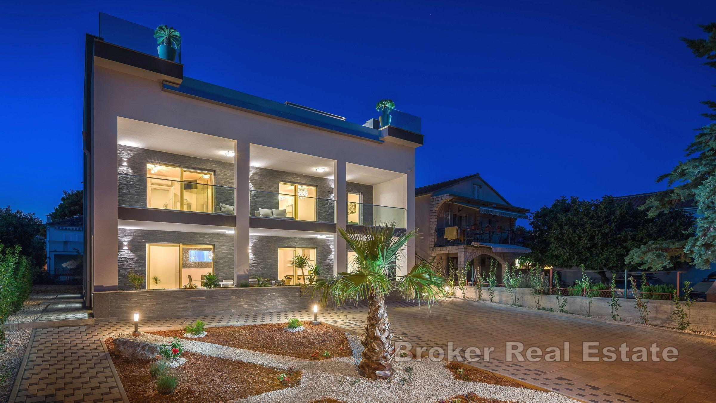 Роскошная вилла в 2-м ряду от моря, район Рогозница