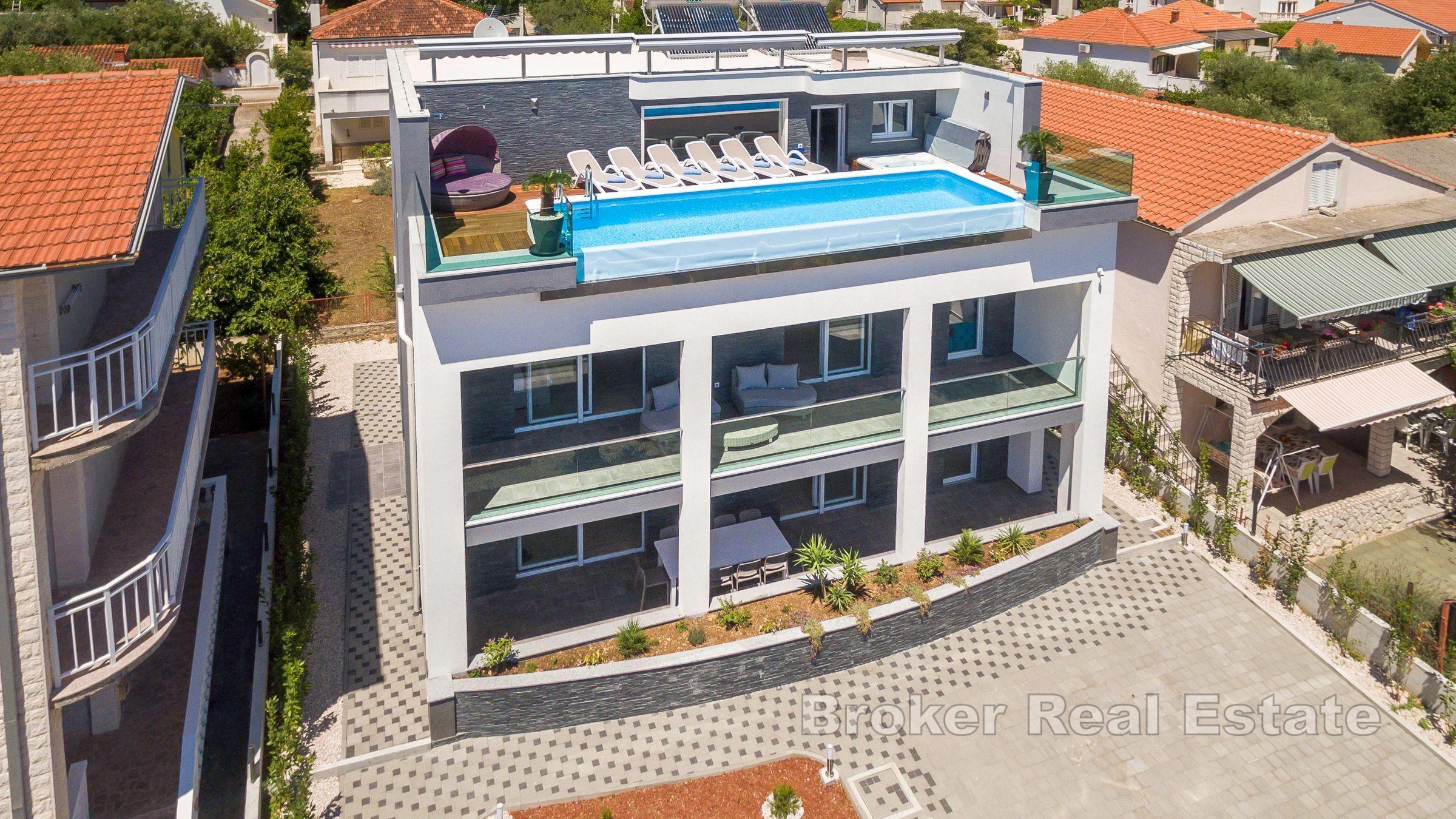 Роскошная вилла в 2-м ряду от моря, район Рогозница