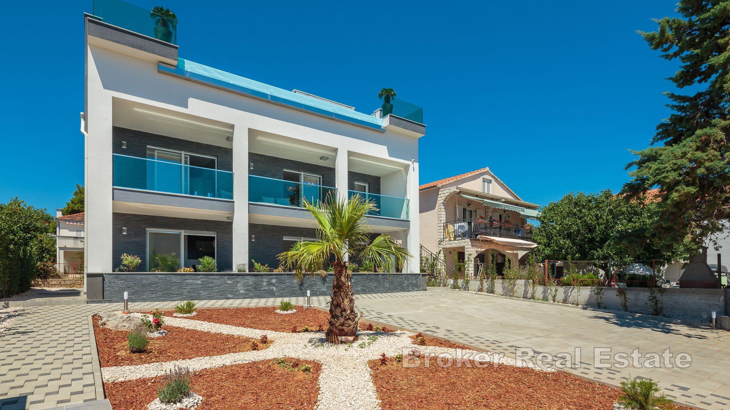 Роскошная вилла в 2-м ряду от моря, район Рогозница