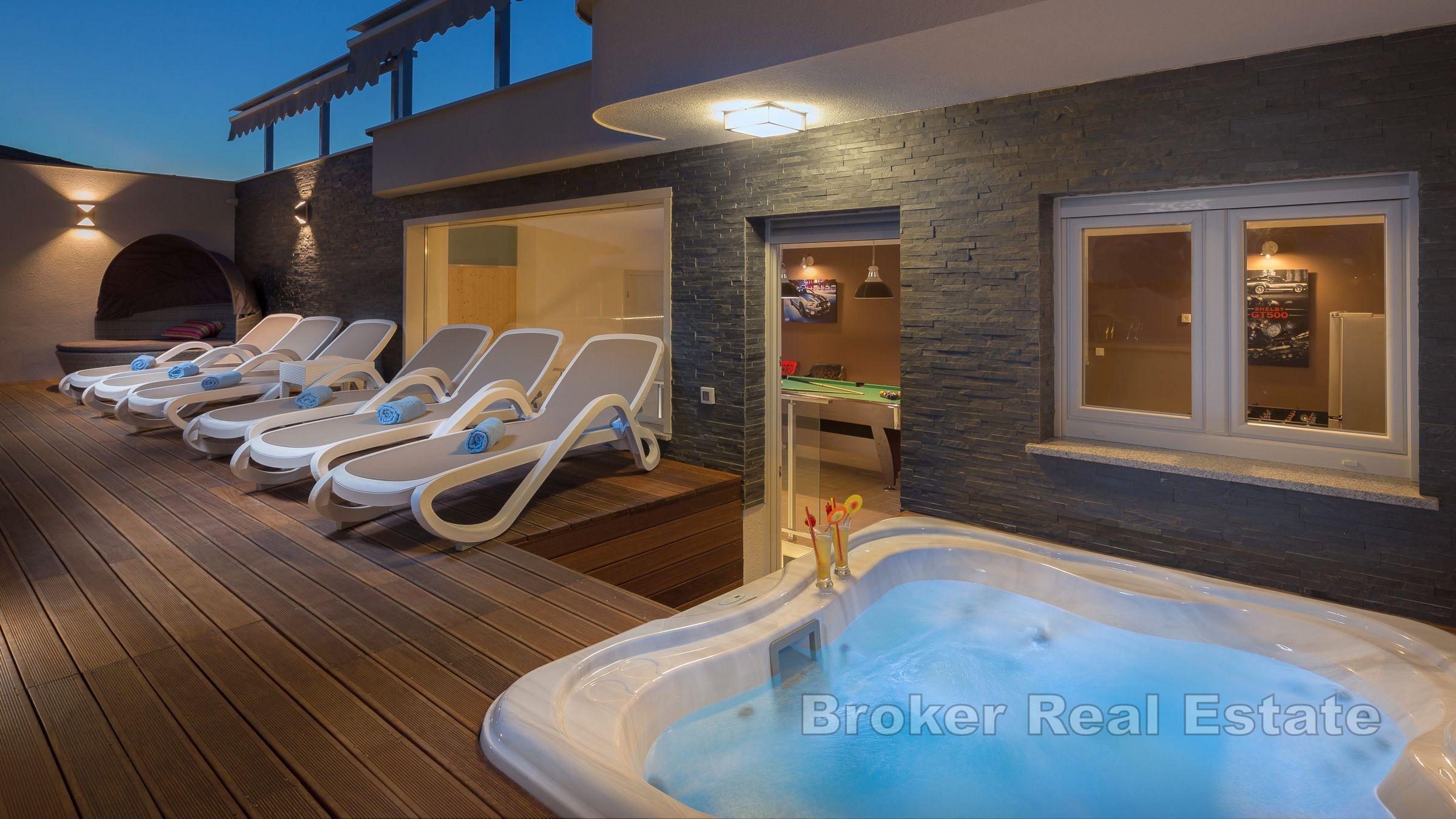 Роскошная вилла в 2-м ряду от моря, район Рогозница