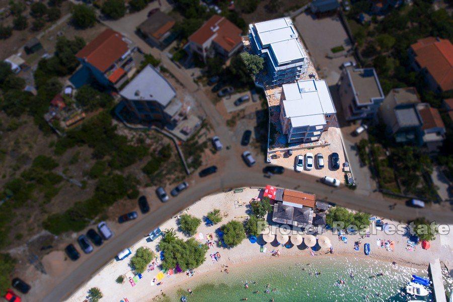 Nouveaux appartements modernes dans la première et la deuxième rangée de la mer