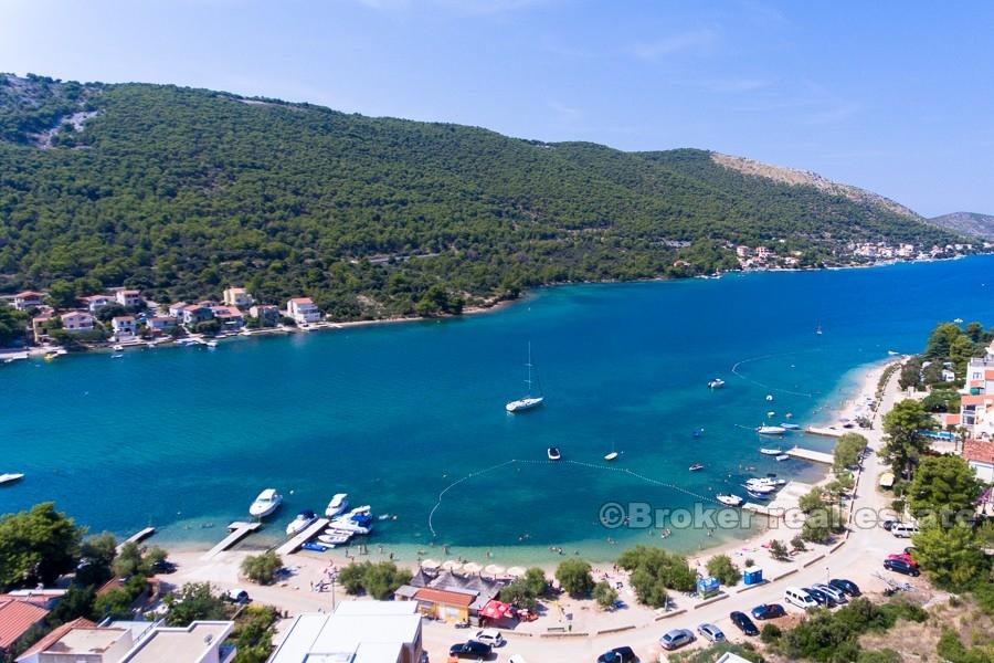 New modern apartments in the first and second row to the sea