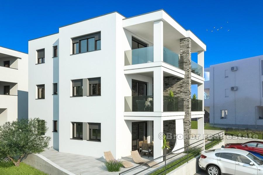 New modern apartments in the first and second row to the sea