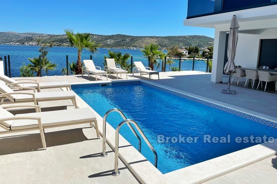 Vacker, modern villa byggd i en unik position