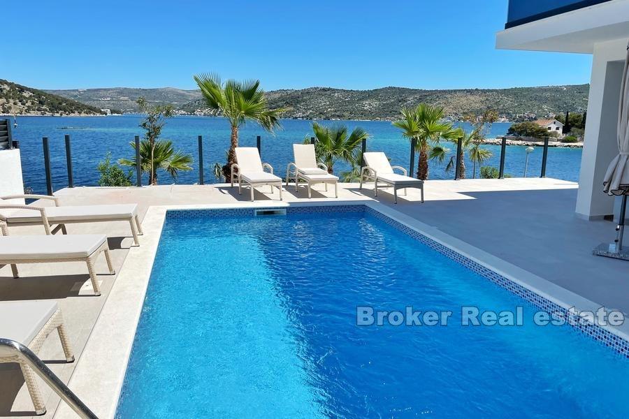 Vacker, modern villa byggd i en unik position