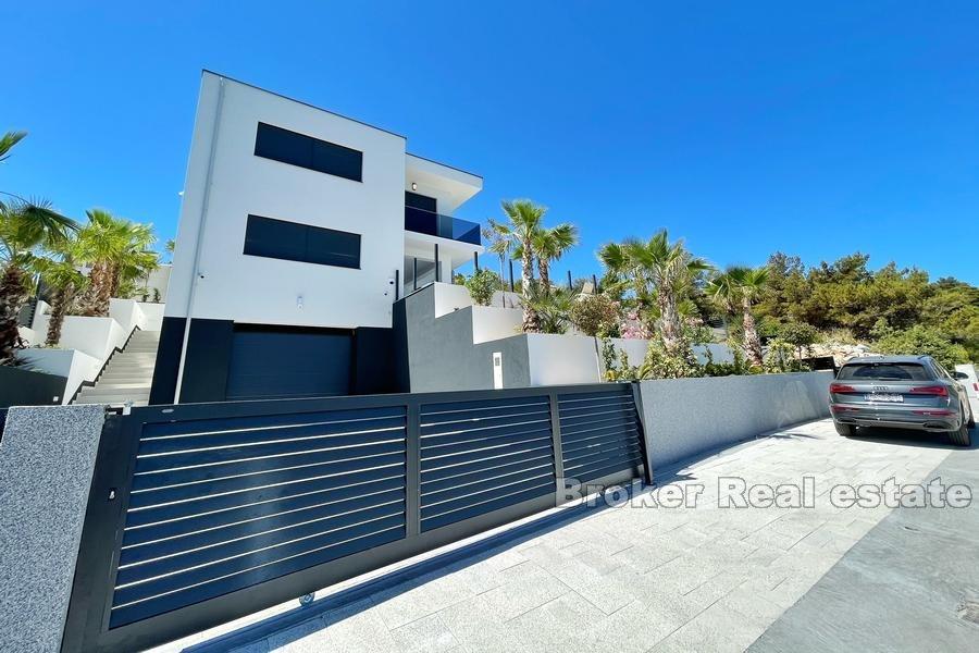 Vacker, modern villa byggd i en unik position