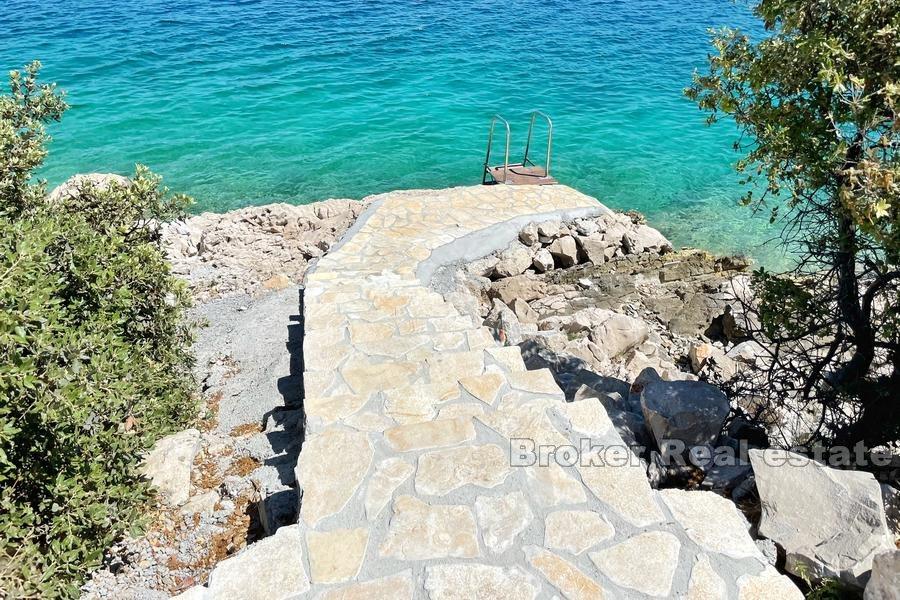 Vacker, modern villa byggd i en unik position