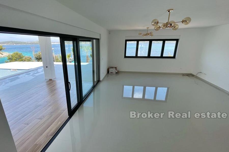 Vacker, modern villa byggd i en unik position