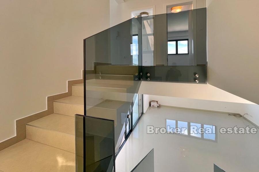 Vacker, modern villa byggd i en unik position