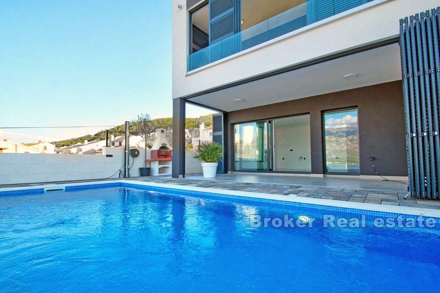 Bottenvåningslägenhet med privat pool och trädgård