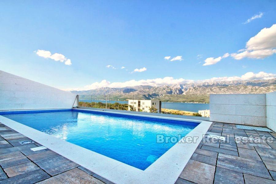 Appartamento al piano terra con piscina e giardino privati