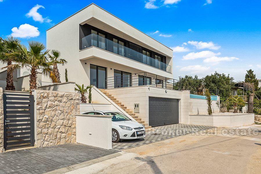 Nouvelle villa moderne construite avec piscine