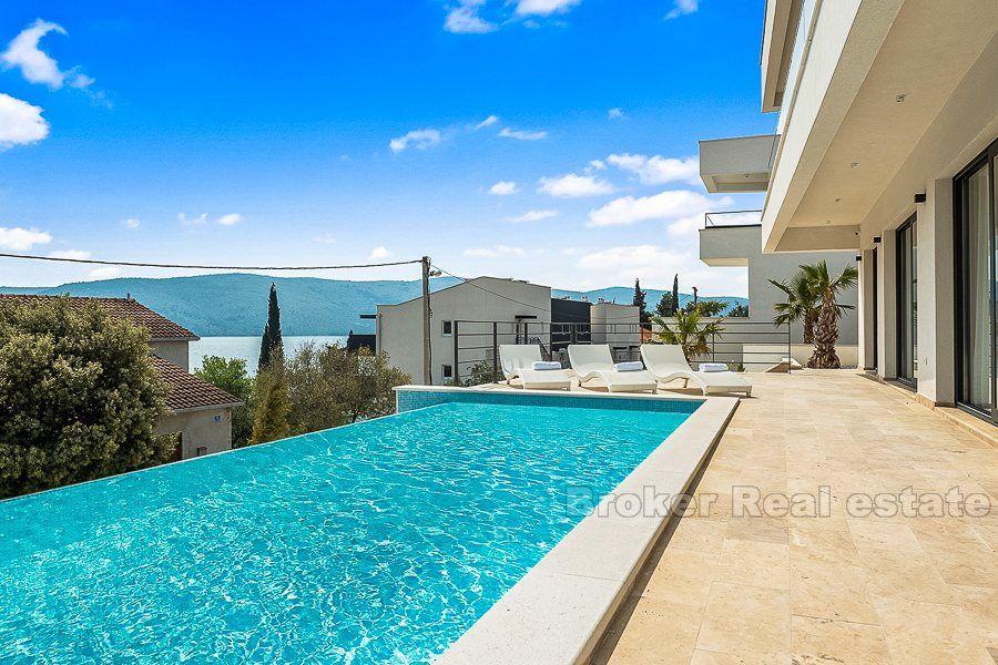 Nouvelle villa moderne construite avec piscine