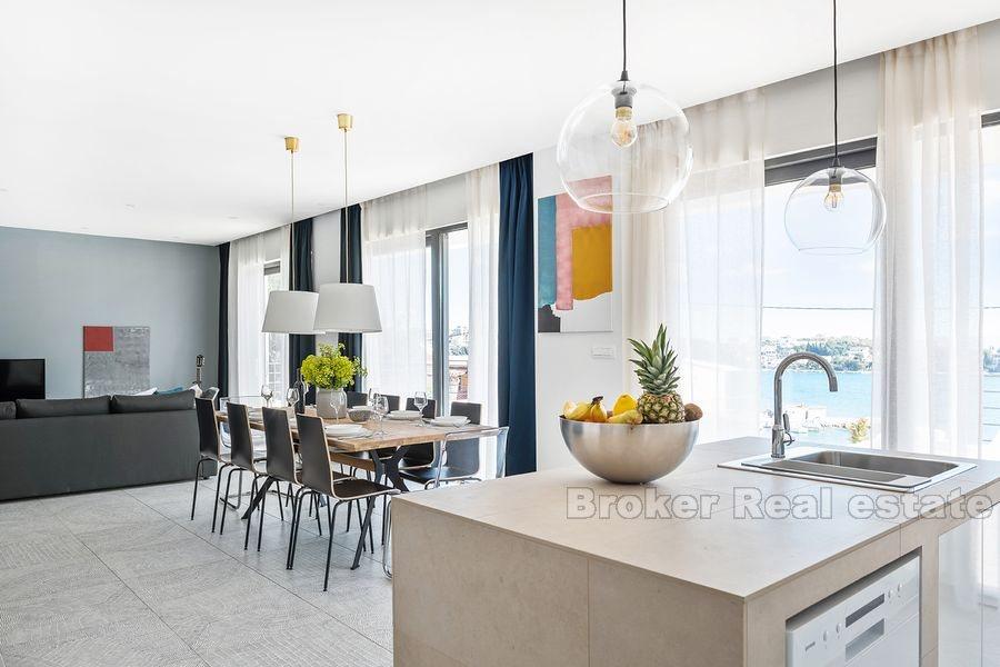 Nouvelle villa moderne construite avec piscine