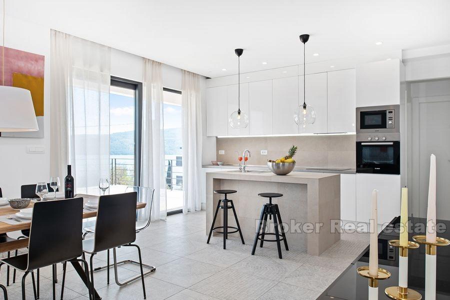 Nuova villa moderna e moderna con piscina