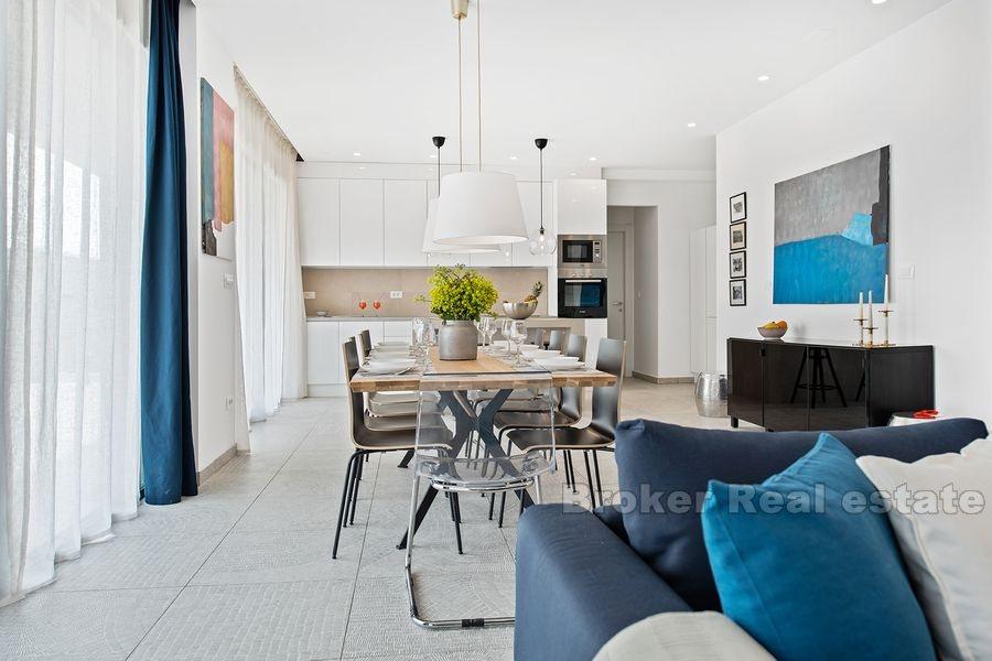 Nouvelle villa moderne construite avec piscine