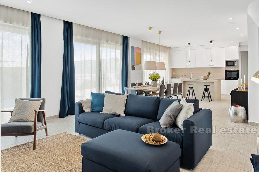 Nouvelle villa moderne construite avec piscine