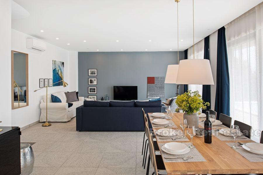 Nouvelle villa moderne construite avec piscine