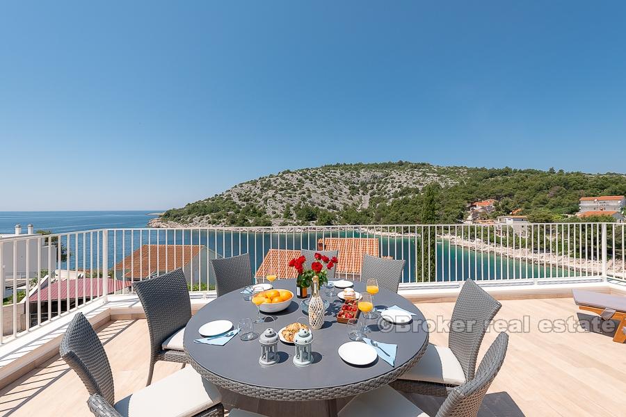 Atraktivní, moderní vila s bazénem