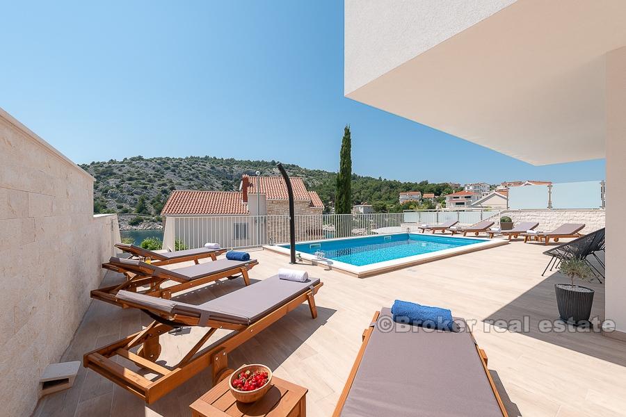 Atraktivní, moderní vila s bazénem