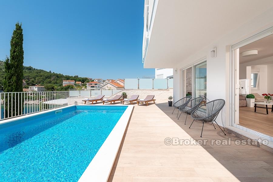 Atraktivní, moderní vila s bazénem