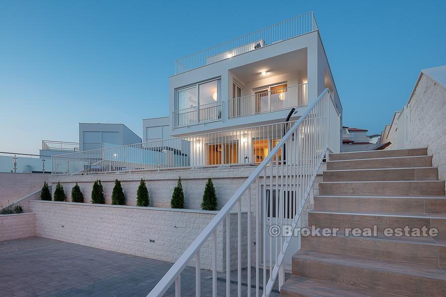 Atraktivní, moderní vila s bazénem