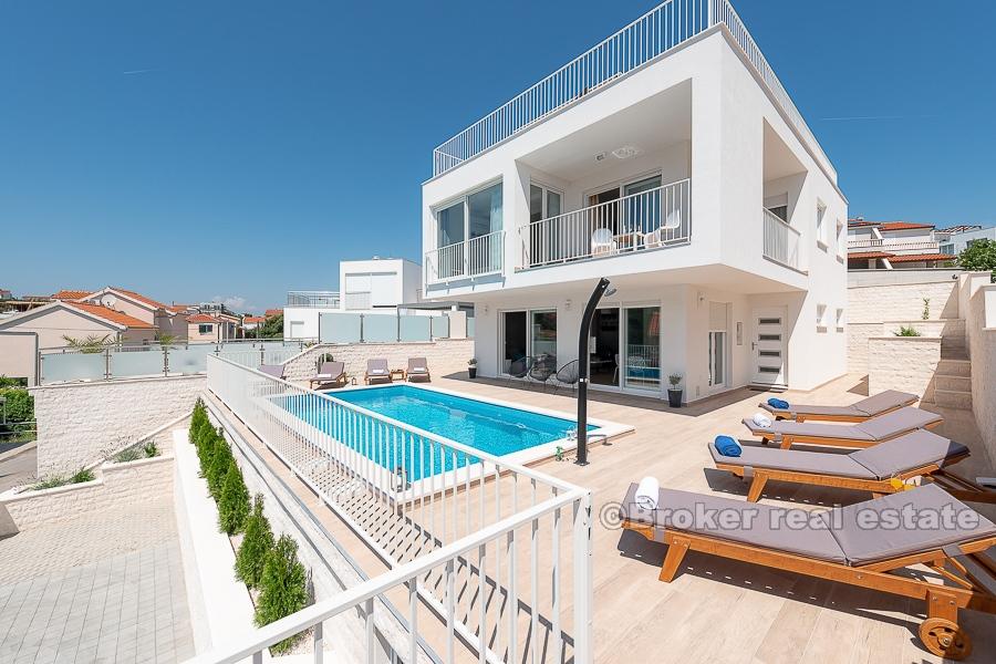 Atraktivní, moderní vila s bazénem