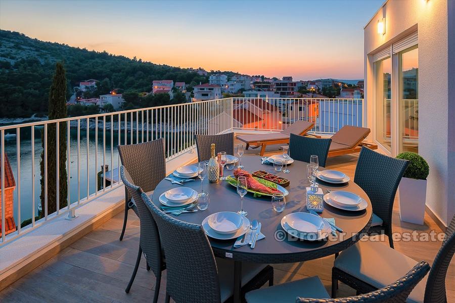 Atraktivní, moderní vila s bazénem