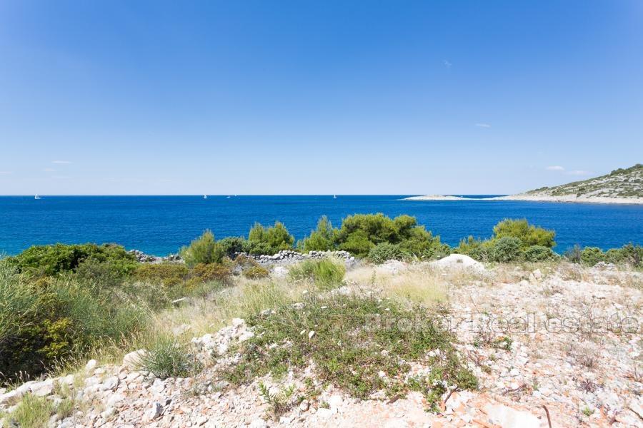 Terrain à bâtir des terres à la première rangée de la mer