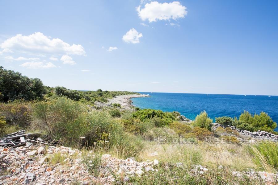Terrain à bâtir des terres à la première rangée de la mer