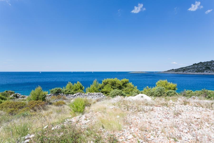 Terrain à bâtir des terres à la première rangée de la mer