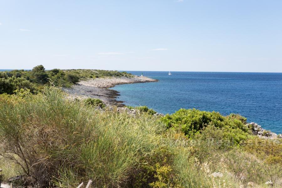 Terrain à bâtir des terres à la première rangée de la mer