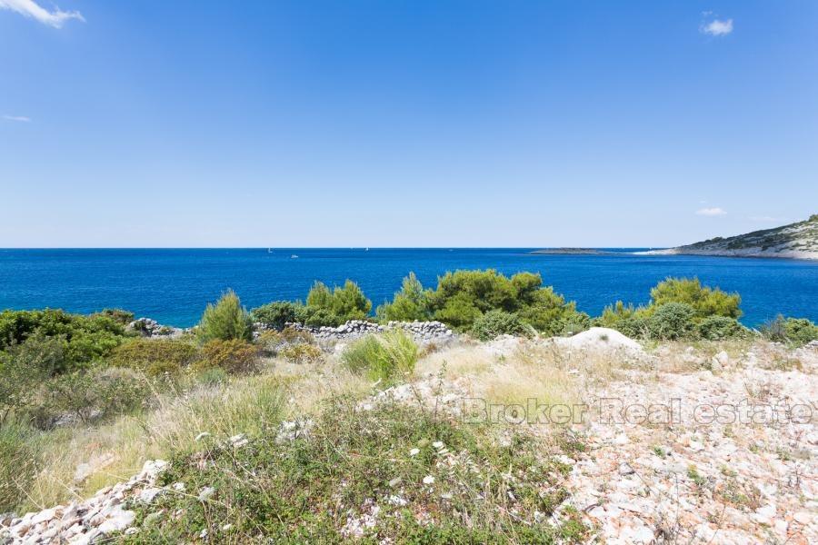 Terrain à bâtir des terres à la première rangée de la mer
