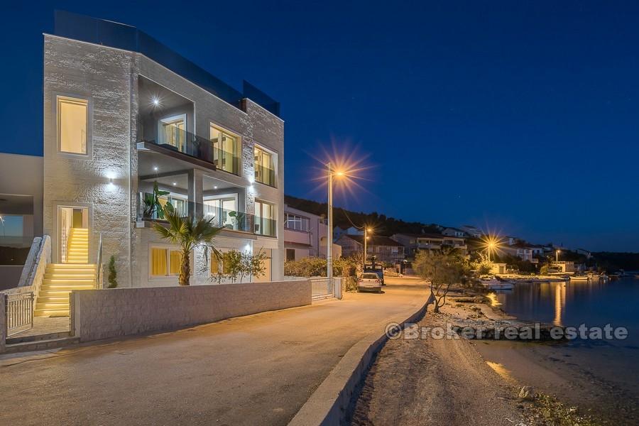 Elegante, neu gebaute Villa in erster Reihe zum Meer