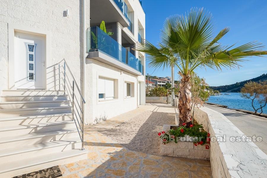 Elegante, neu gebaute Villa in erster Reihe zum Meer