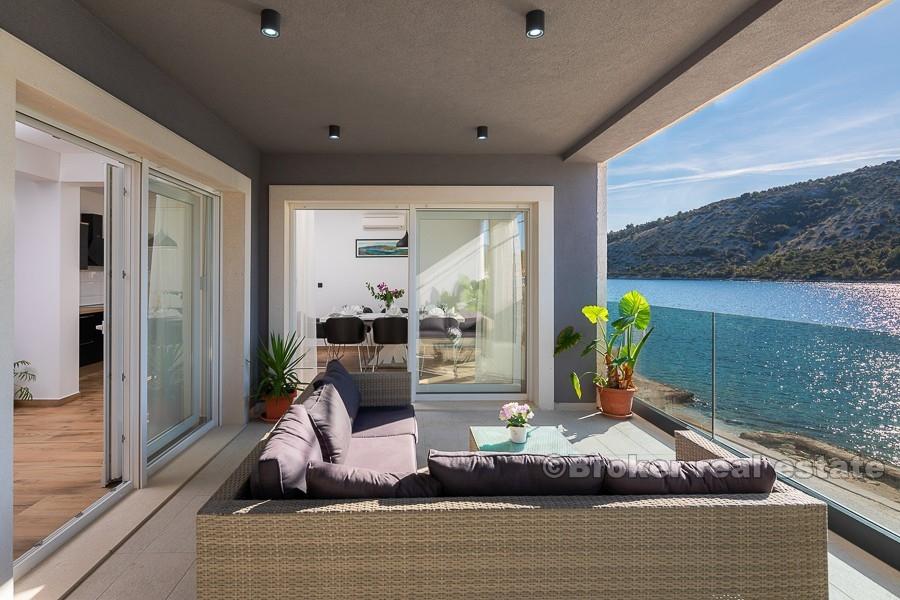 Elegant, nybygd villa, på første rad til sjøen