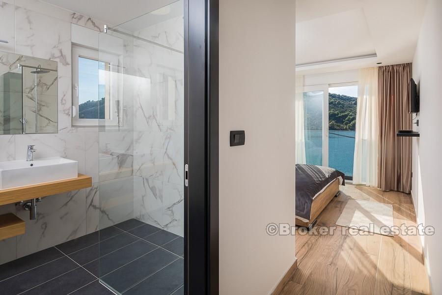 Elegant, nybygd villa, på første rad til sjøen