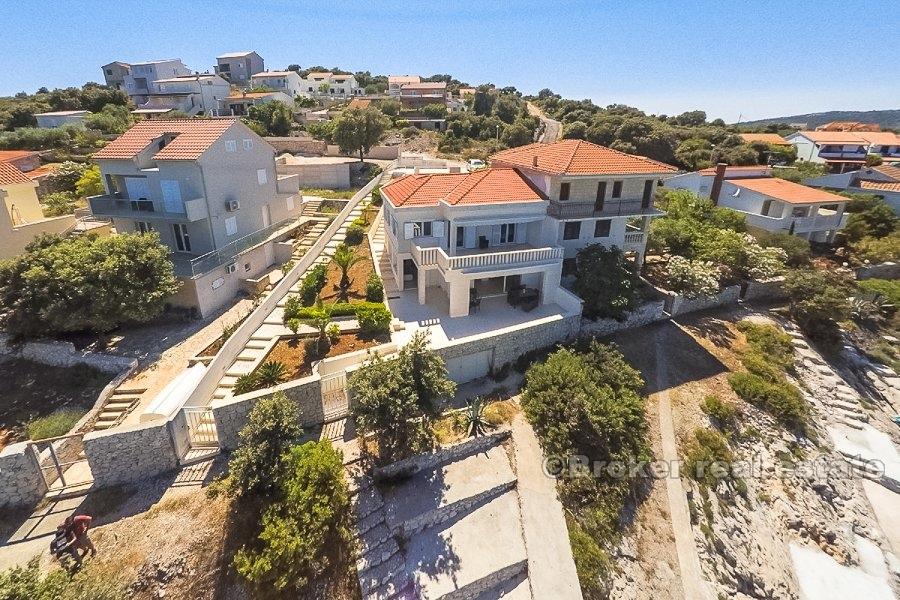 Villa i flott posisjon, til salgs