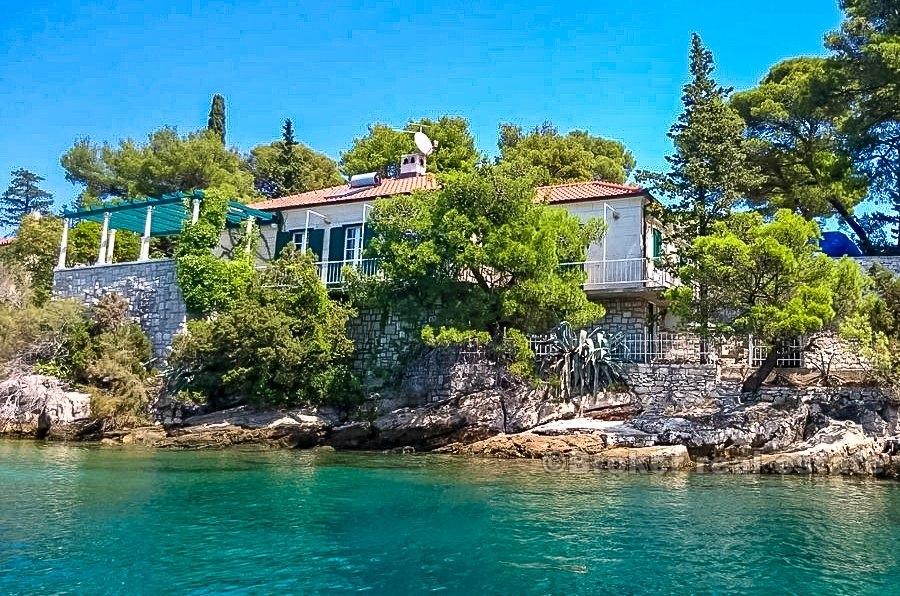Prekrasna kamena kuća na izuzetnoj lokaciji