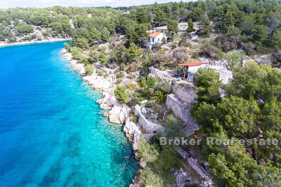 House in the first row to the sea, an exceptional location